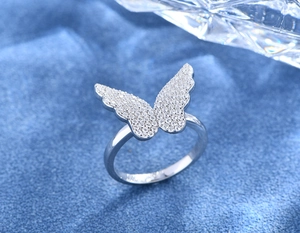 Vue macro de la bague en argent 925 avec un design de papillon orné de cristaux brillants