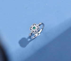 Dettaglio anello vintage in argento 925 con gemma quadrata verde e motivi floreali
