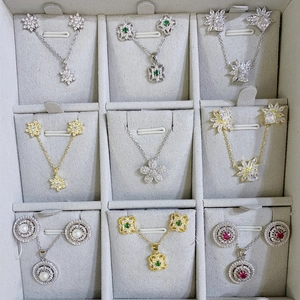 Ensemble de neuf colliers et boucles d'oreilles fleurs en argent 925 avec micro-pavé