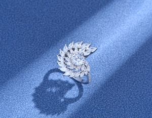 Vue macro d'une bague tourbillon en argent S925 avec des zircons blancs taille marquise