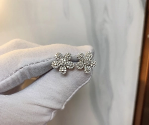 Vue détaillée de boucles d'oreilles fleur avec cristaux sertis pavé en argent