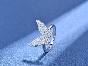 Détail d'une bague papillon en argent avec micro-pavage de cristaux de zircone brillants