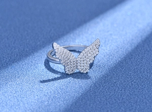 Détail d'une bague papillon en argent 925 sertie de zircons étincelants