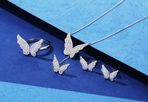 Primo piano del set di gioielli farfalla in argento 925 con pavé di zirconi cubici