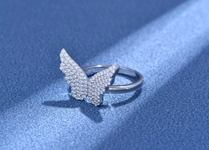 Détail macro d'une bague papillon en argent 925 avec zircons scintillants