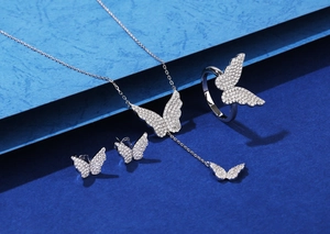 Dettaglio macro del set di gioielli a farfalla in argento 925 con zirconi brillanti