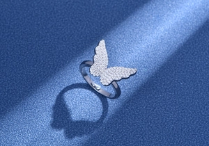 Vue détaillée bague papillon en argent 925 avec cristaux pavés sur fond bleu mat