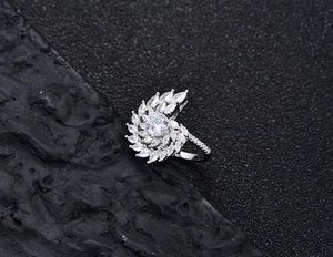 Macro d'une bague en argent 925 tourbillon avec un grand zircon et des pierres marquise