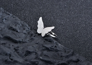 Détail macro d'une bague papillon en argent massif sertie de zircones étincelants