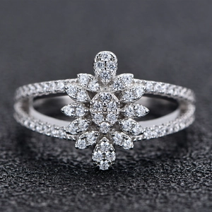 Sparkling S925 sterling silver leaf ring with micro-p鑲 cubic zirconia floral design