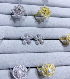 Parure de boucles d'oreilles et bagues à fleurs avec pierres vertes sur velours
