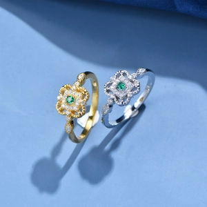 Elegante anello quadrifoglio in argento 925 con pietra verde smeraldo e finitura oro