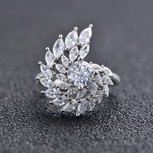 Bague spirale luxueuse en argent S925 avec un grand zircon central et des pierres marquises