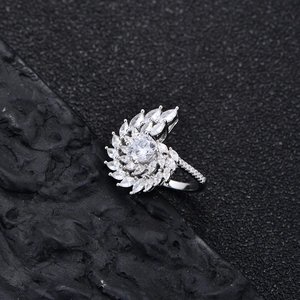 Bague en argent S925 avec zircons en forme de fleur tourbillonnante sur roche noire