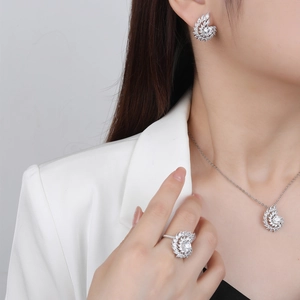 Parure élégante en argent S925 avec collier, bague et boucles d'oreilles en zircone cubique