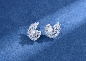 Vue macro de boucles d'oreilles spirale en argent serties de zircons étincelants marquise