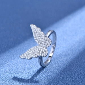 Bague papillon en argent sterling 925 avec diamants micro-pavés sur fond velours bleu