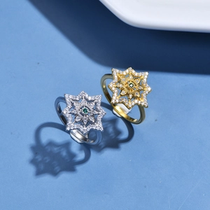 Luxury S925 sterling silver star rings in gold and silver with green gemstones