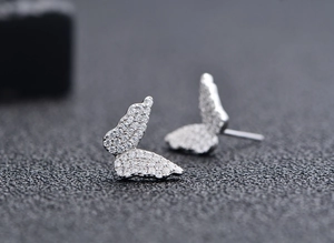 Macro di orecchini a lobo a farfalla in argento con pavé di zirconi scintillanti