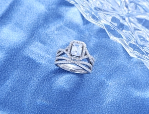 Macro d'une bague en argent avec cristal taille émeraude et anneaux pavés