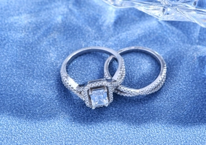 Détail macro du lot de deux bagues en argent avec pierre émeraude et zircons sertis