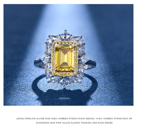 Vue détaillée de la pierre Asscher jaune et de la monture fleurie en argent S925