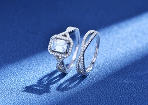 Macro de l'ensemble de bagues en argent S925 avec pierre taille émeraude et pavé sur bleu