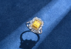 Gros plan d'une bague en argent 925 avec une pierre jaune et un halo floral scintillant