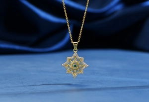 Dettaglio della collana in argento 925 placcata oro 18k con stella e gemma verde
