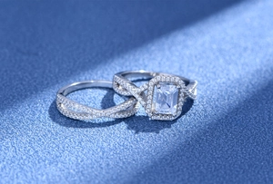 Vue macro d'un ensemble de bagues en argent avec pierre taille émeraude et micro-zircons pavés