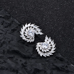 Boucles d'oreilles spirale en argent avec pierres marquise sur pierre noire