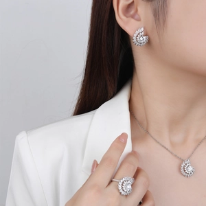Parure de bijoux spirale en argent avec pierres de zircon portées par un mannequin