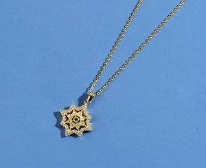 Dettaglio della collana in argento 925 placcato oro 18k con ciondolo stella e gemma
