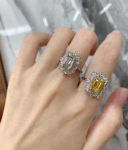 Détail de diamants taille émeraude jaunes et blancs avec montures double halo