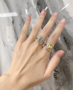 Gros plan de bagues à double halo en taille Asscher avec pierres jaunes et blanches