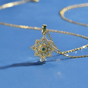 Collana a stella in argento 925 placcato oro 18k con smeraldo e zirconi brillanti