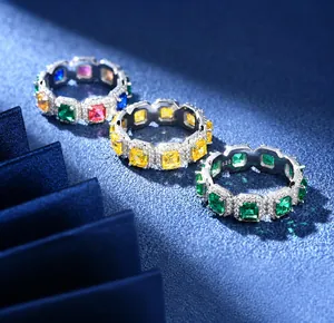 Makroaufnahme von 925 Silberringen mit smaragdgrünen und gelben Steinen und kleinen Diamanten