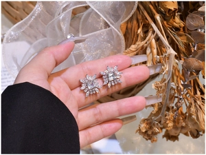 Détails des boucles d'oreilles flocon de neige en argent avec zircons étincelants