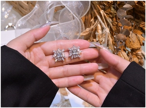 Gros plan sur des boucles d'oreilles flocon en argent S925 avec zircons scintillants