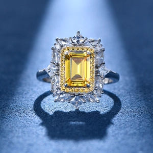 Bague radieuse en argent 925 sertie d'un diamant jaune Asscher et halo étincelant