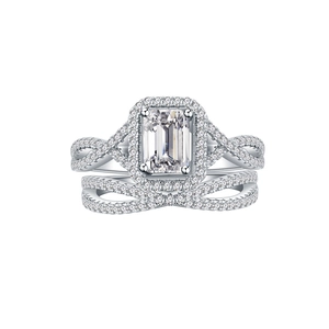 Ensemble de deux bagues en argent S925 taille émeraude avec anneaux torsadés pavés sur blanc