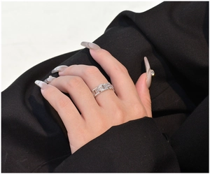 Detailed close-up of 925 silver interlocking chain ring with sparkling baguette zircons