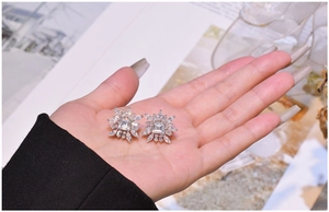 Vue détaillée des boucles d'oreilles flocon en argent S925 avec zircons scintillants