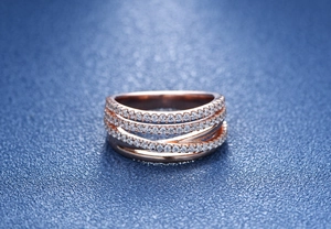 Detailed view of crisscross rose gold plated S925 silver ring with shimmering zircon pavé