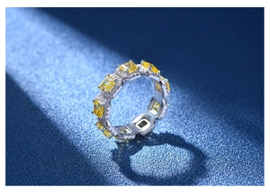 Detailansicht eines Ewigkeitsrings mit gelben Steinen und Mikro-Pavé-Diamanten