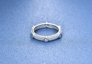 Détail d'une bague éternité en argent 925 avec cristaux de zircone cubique micro-pavés