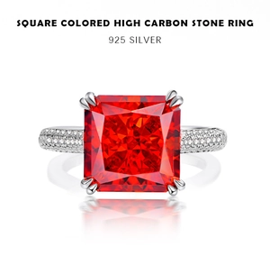 Makroaufnahme: Ring mit quadratischem 10ct rotem Stein und 925er Silber mit Diamanten