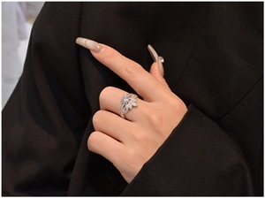 Detail view of 925 sterling silver clover ring with round cut stone worn by a model