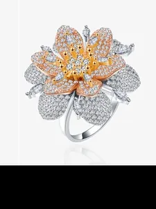 Dettaglio anello floreale con petali a strati in argento e oro rosa con cristalli lucidi