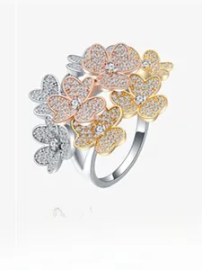 Macro di anello a fiore tricolore con pavé di zirconi in argento, oro e oro rosa